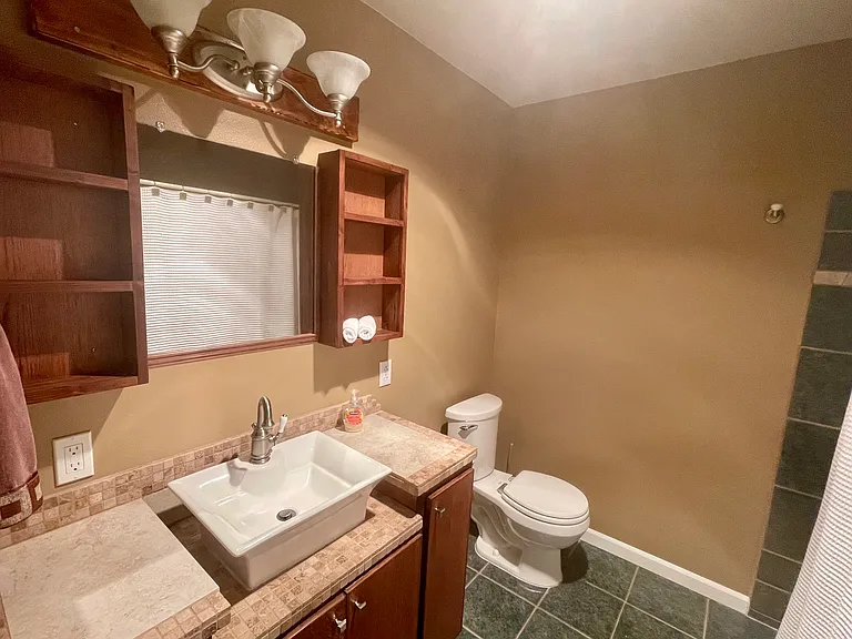 ... and even more storage under and above the sink