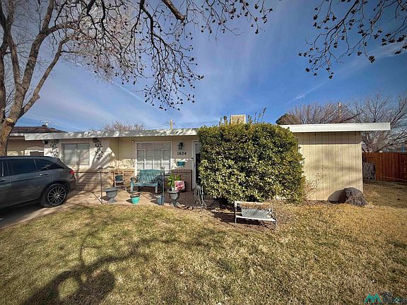 3rd image of 1624 N Eleanor Cir