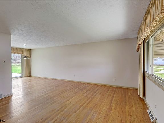 3rd image of 871 Audrey Dr