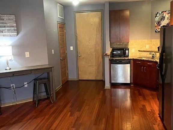 5th image of 898 Oak St #3423