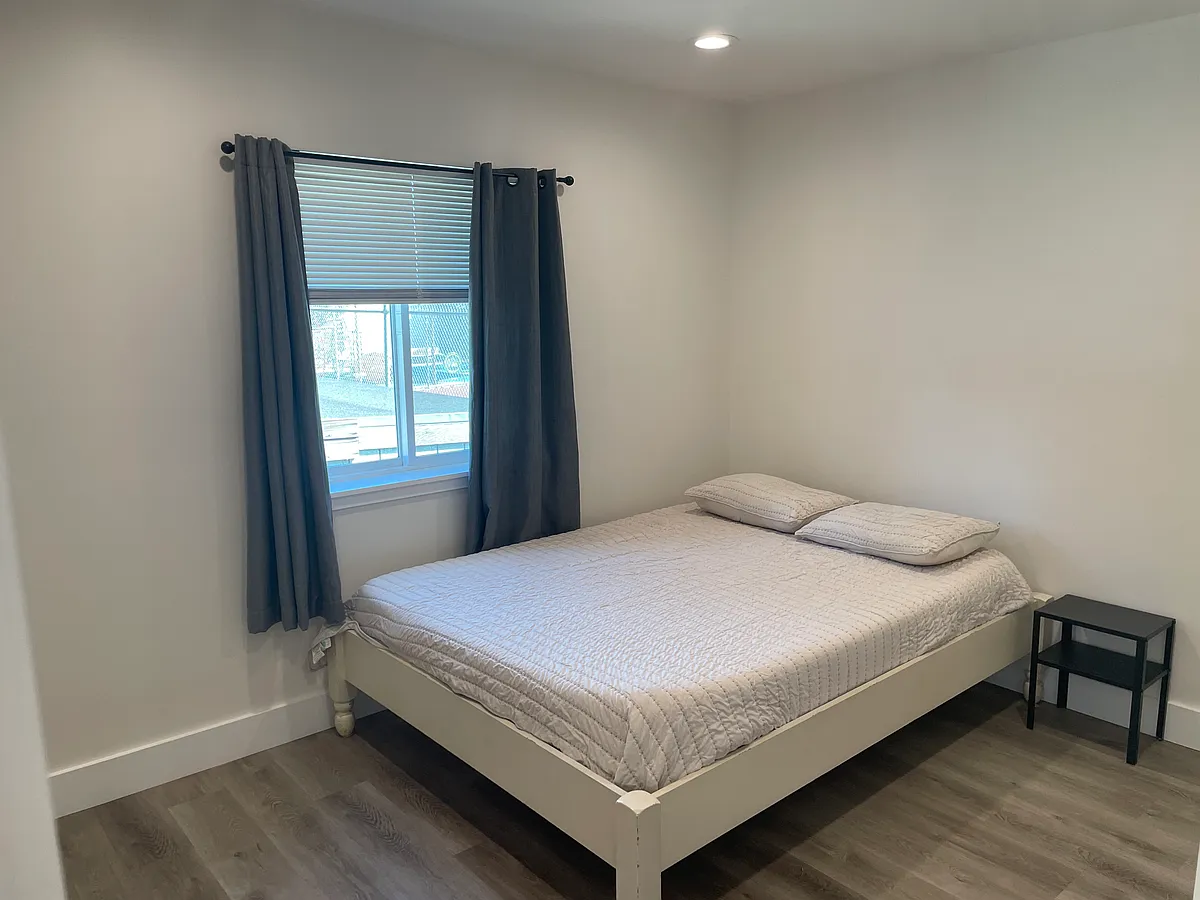 Bedroom with attached bathroom - 1423A California Dr