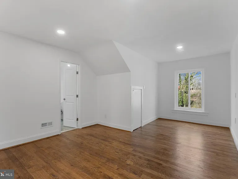 3284 Annandale Rd — Photo 20