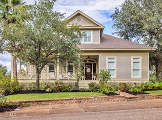 207 Washington Ave, Ocean Springs, MS 39564