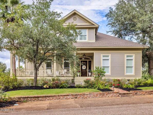 207 Washington Ave, Ocean Springs, MS 39564