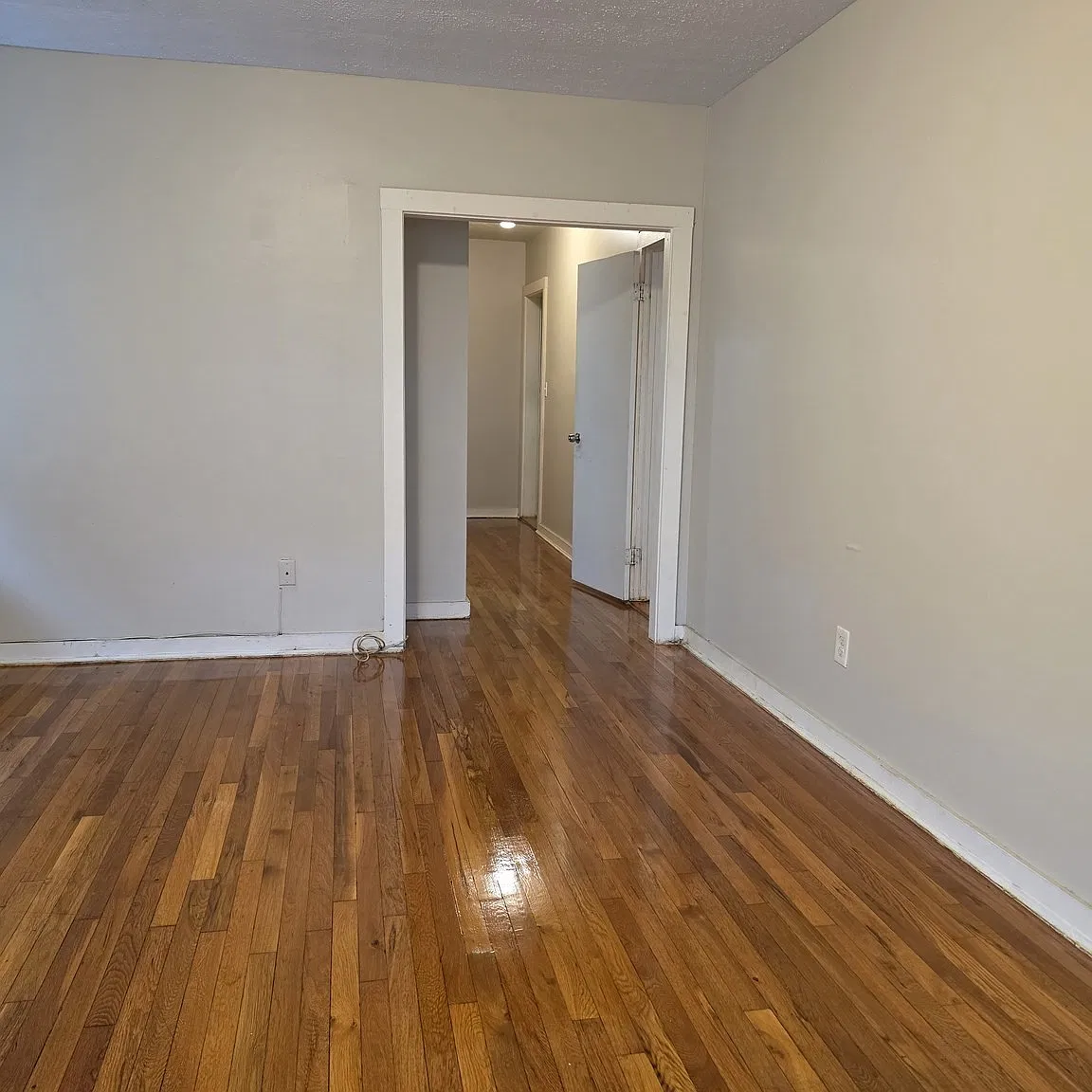 3 bed, 1.0 bath, 1018 sqft, $2,600 — Photo 3