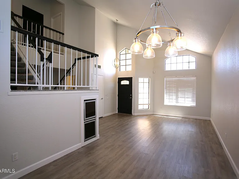 924 E Manor Dr — Photo 5