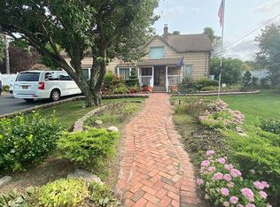 93 Commack Rd, Islip, NY 11751