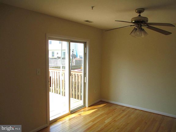 5th image of 209 Creekside Commons Ct