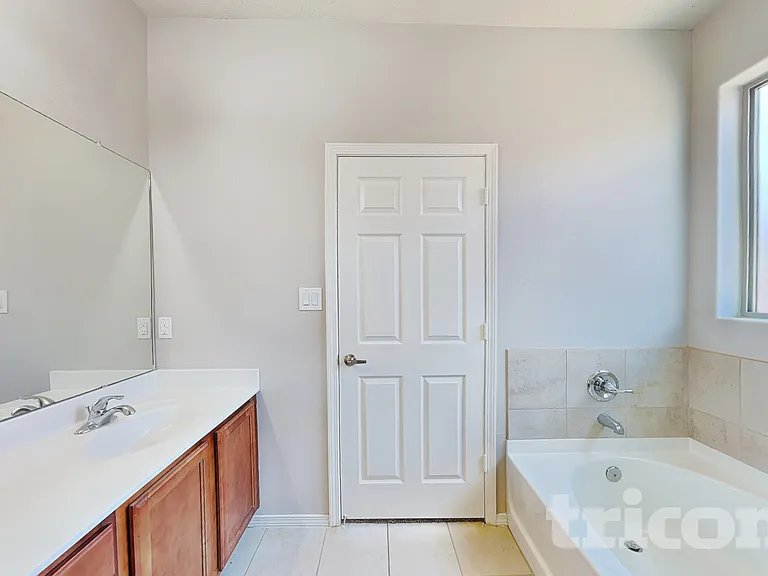 2081 Camino Rincon SW — Photo 10