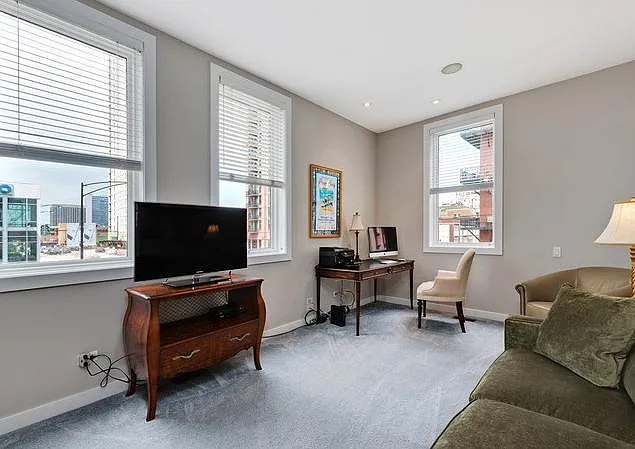 641 W Wayman St #D — Photo 12