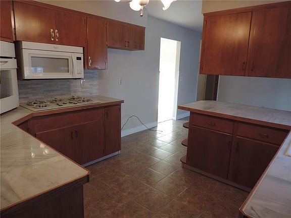 3rd image of 2103 Hewitt Dr