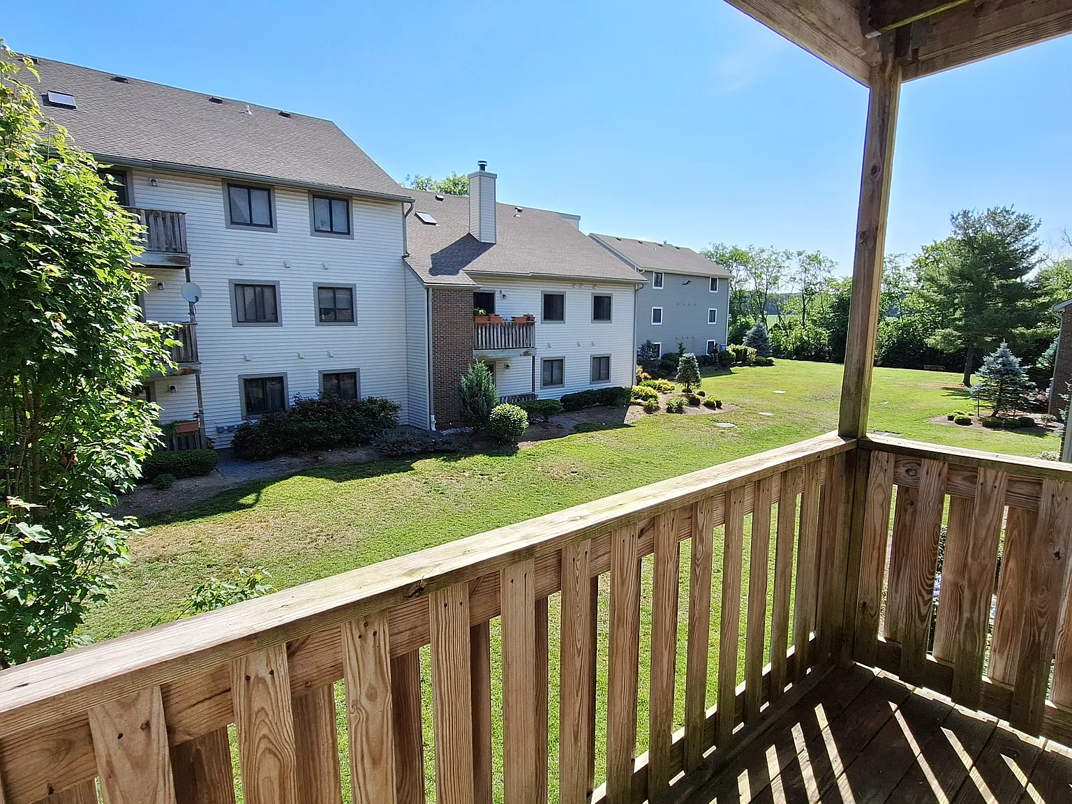 1015 Ravens Crest Drive — Photo 3