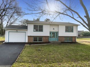215 Rosewood Rd, Machesney Park, IL 61115