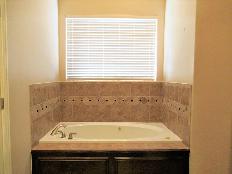 3341 Heritage Green Cir — Photo 27