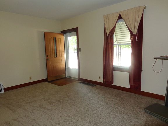 3rd image of 916 E Parkland Ave