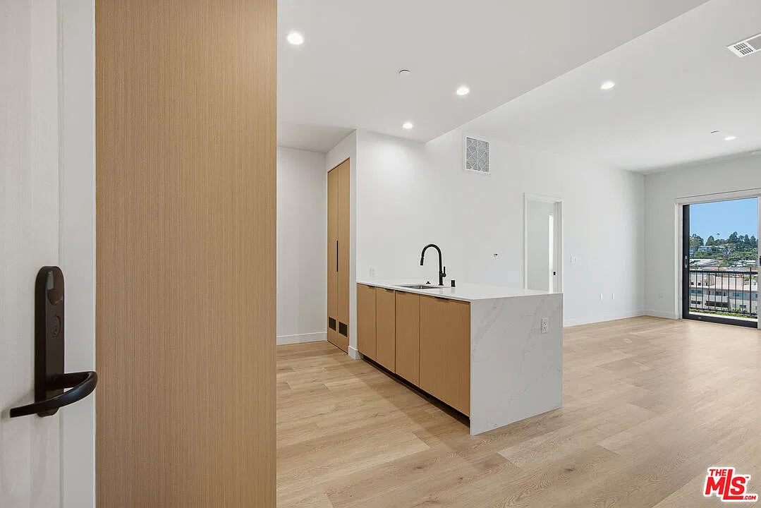 1 bed, 1.0 bath, 777 sqft, $4,195 — Photo 1