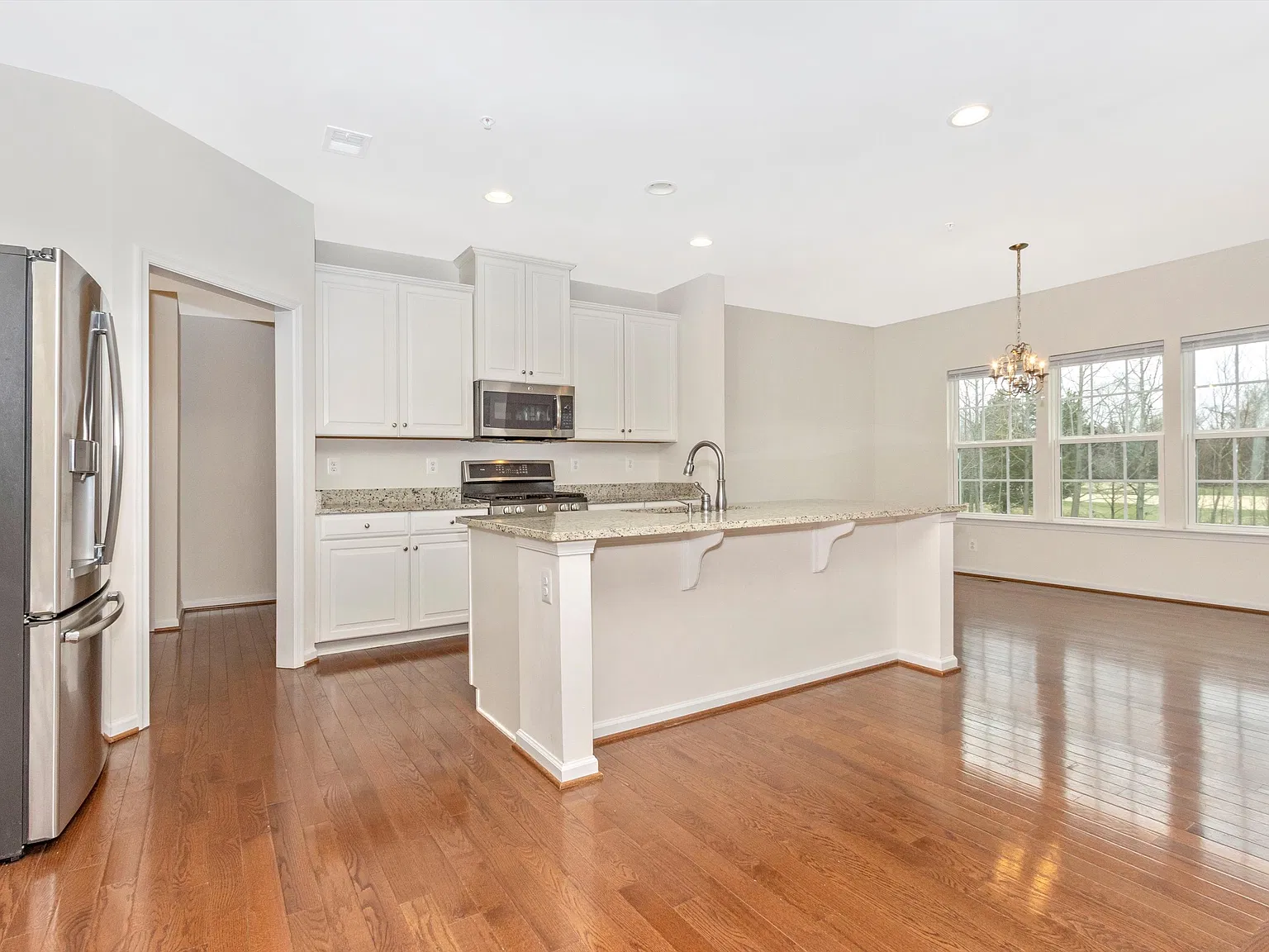 5 bed, 4696 sqft, $4,900 — Photo 4