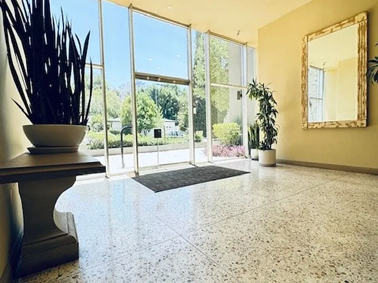 Encino Grand Manor — Photo 4