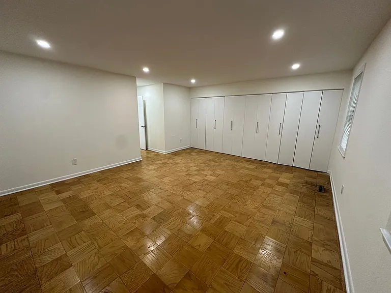 Melrose Apartments — Photo 39