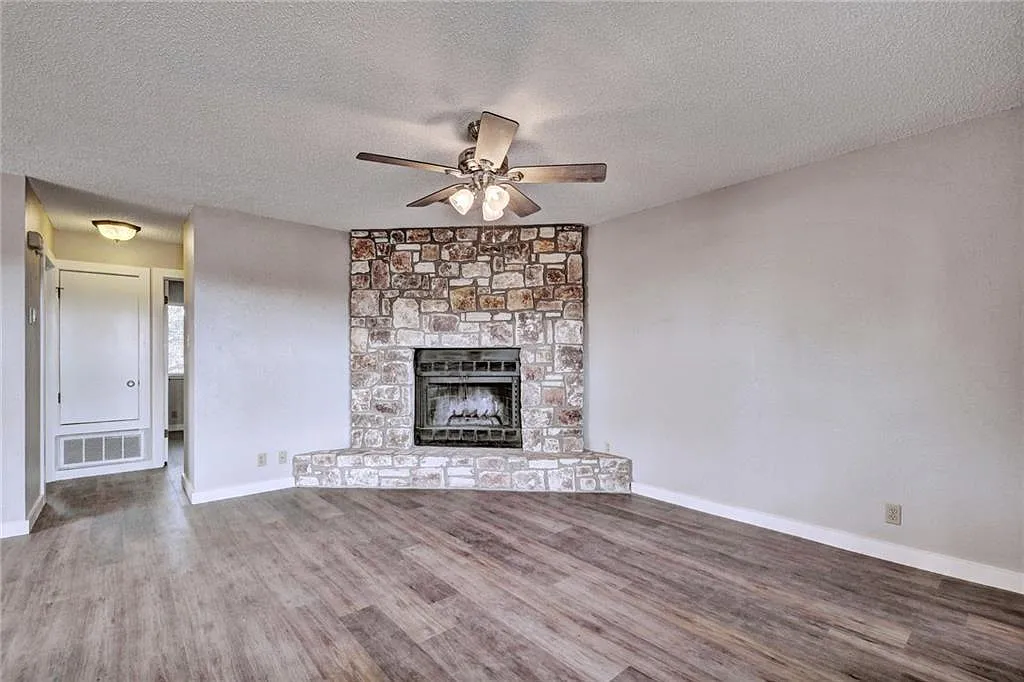 2 bed, 1.0 bath, 780 sqft, $1,100 — Photo 4