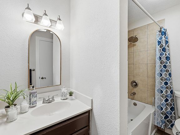 3rd image of 121 Candlelight Cv