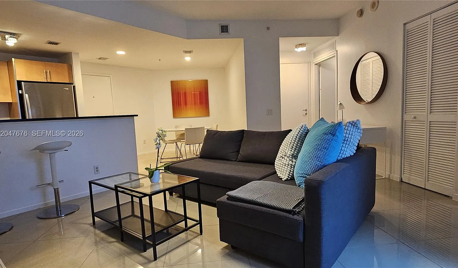 Met 1 Condo — Photo 1