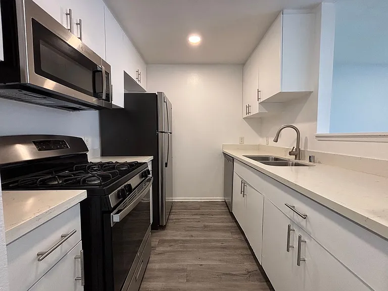 314 South Manhattan Place — Photo 41