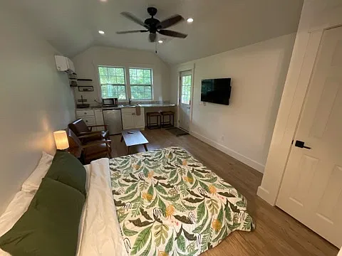 Studio, 300 sqft, $1,400 — Photo 1