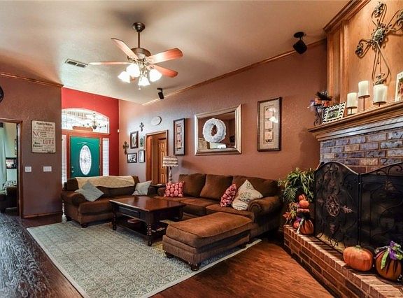 3rd image of 513 SW 159th Ter