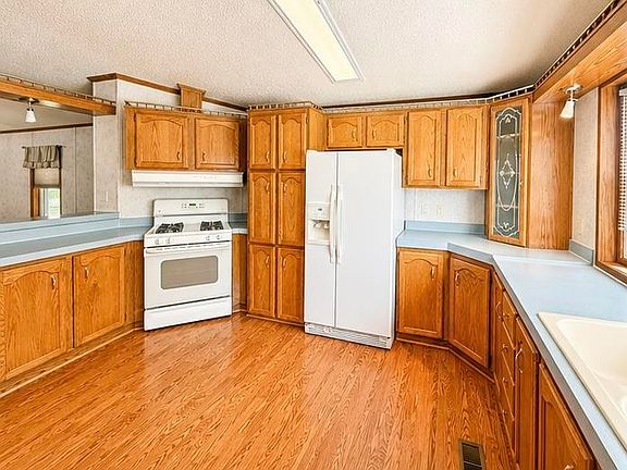 2nd image of 806 28th St Trailer 17