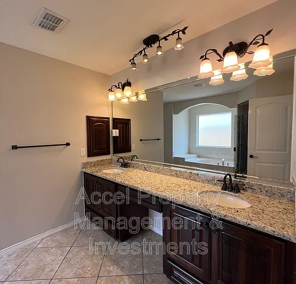 2301 N 46th St — Photo 12
