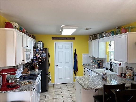 5th image of 609 Topaz St
