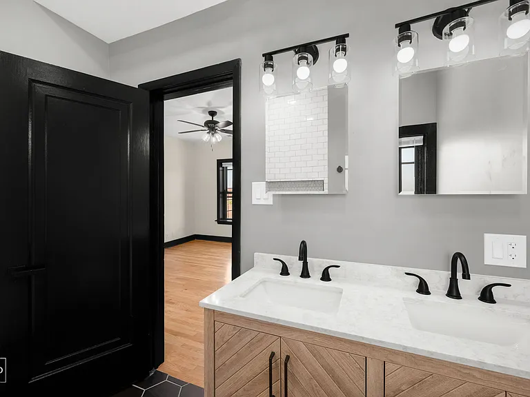 1481 W Erie St #4R — Photo 2