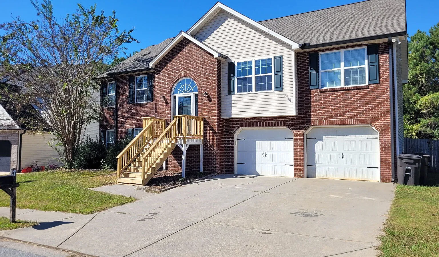 3 bed, 3.0 bath, 2736 sqft, $2,300 — Photo 1
