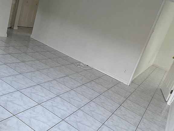 Living Room (1of 2)