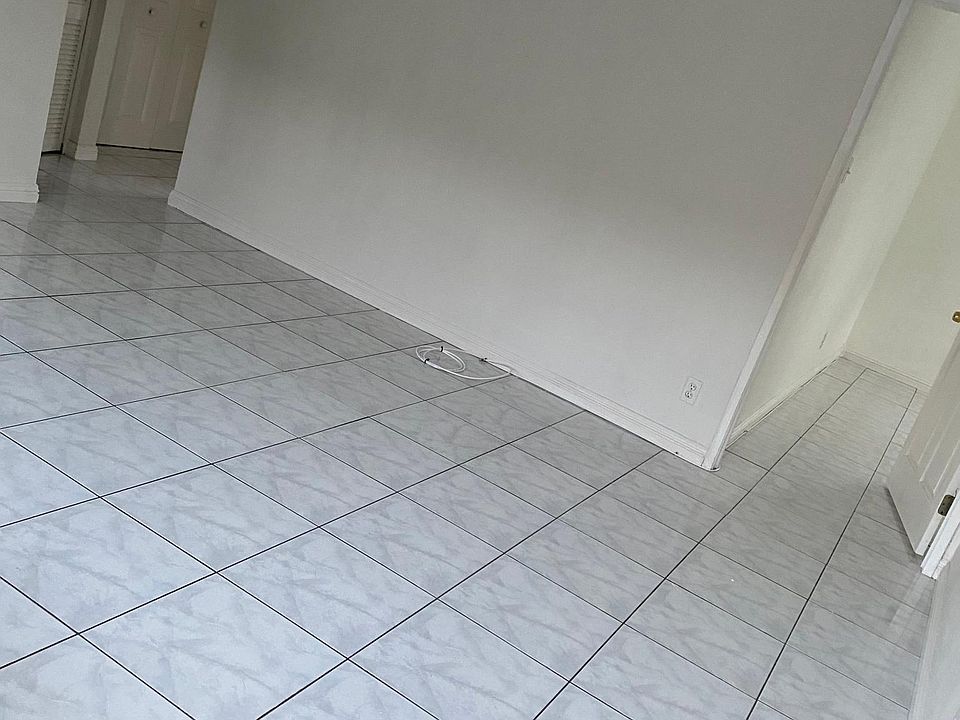 Living Room (1of 2)