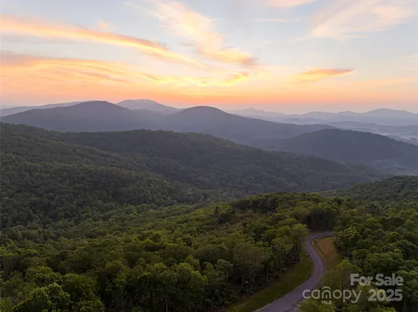 591 Garden Ln, Hendersonville, NC 28792