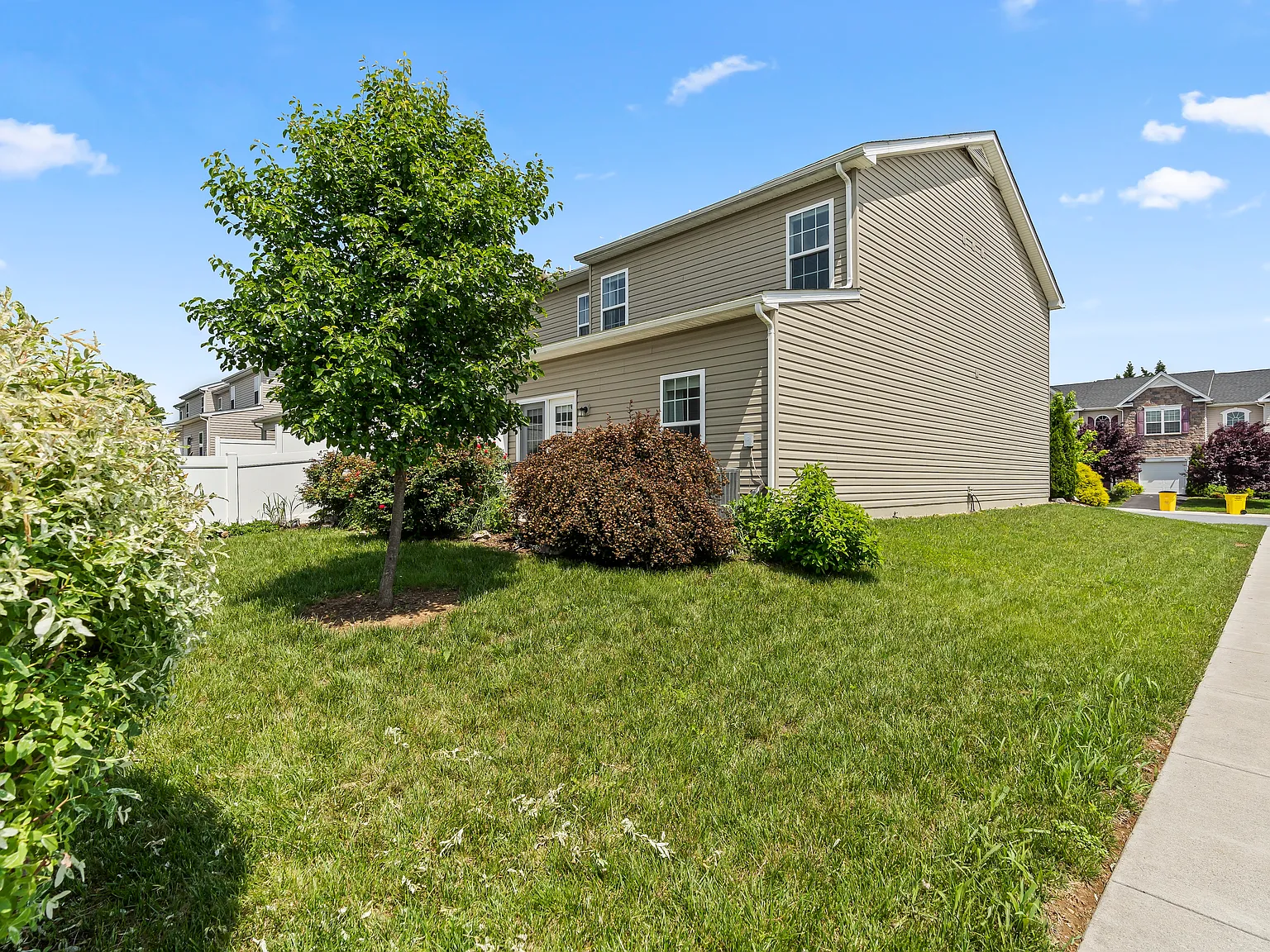 3 bed, 2.5 bath, 1776 sqft, $2,099 — Photo 4
