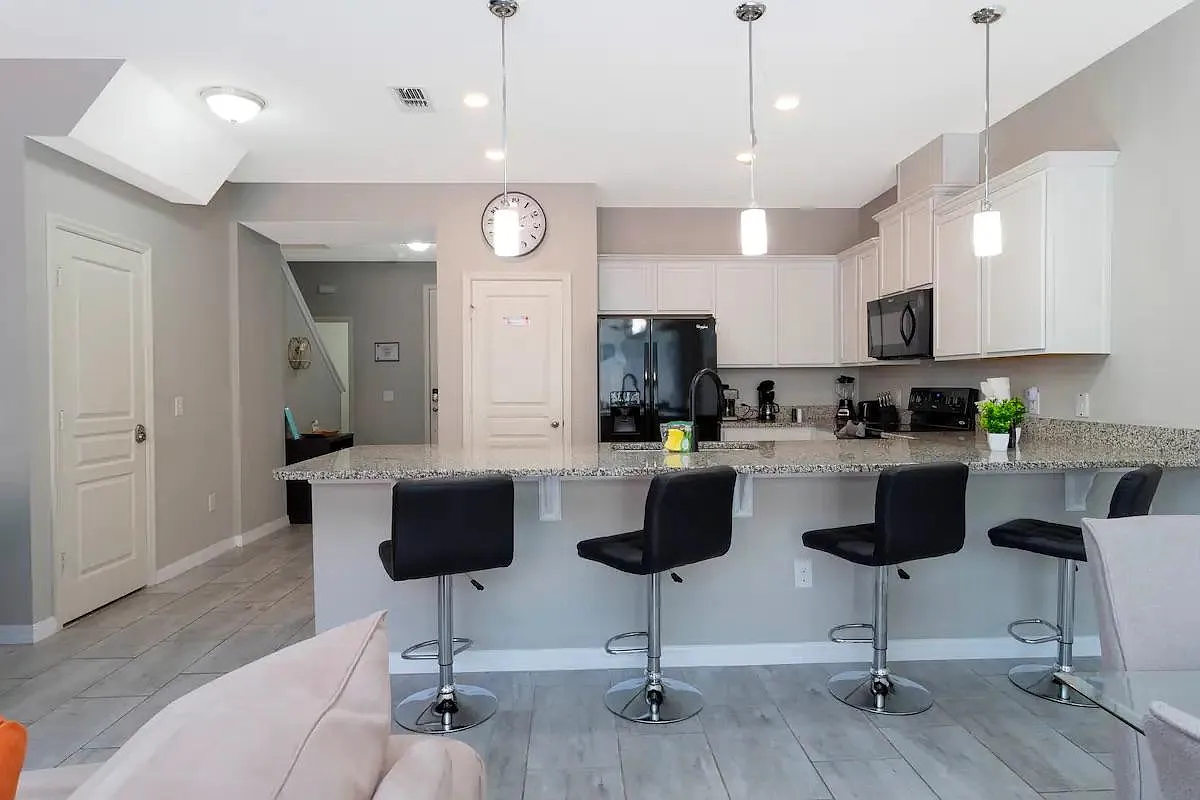 4 bed, 3.5 bath, 1637 sqft, $2,500 — Photo 4