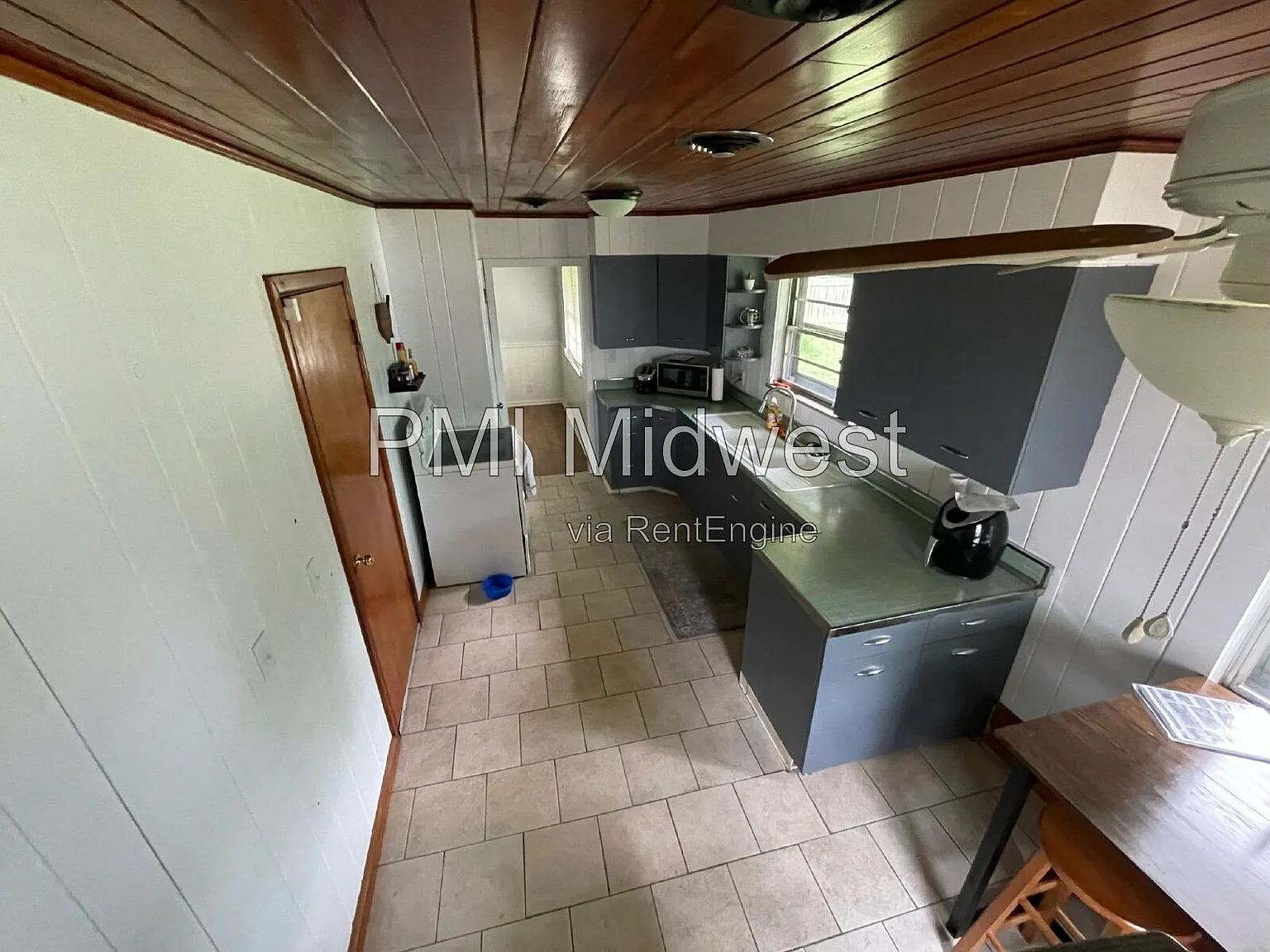 4 bed, 1.5 bath, 1504 sqft, $1,800 — Photo 2