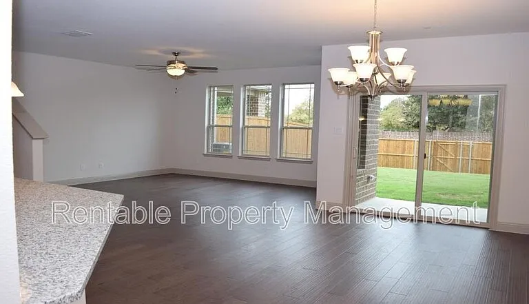 1247 Wiltshire Dr — Photo 3
