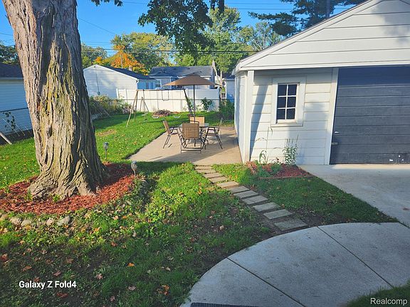 3rd image of 17357 Fox St
