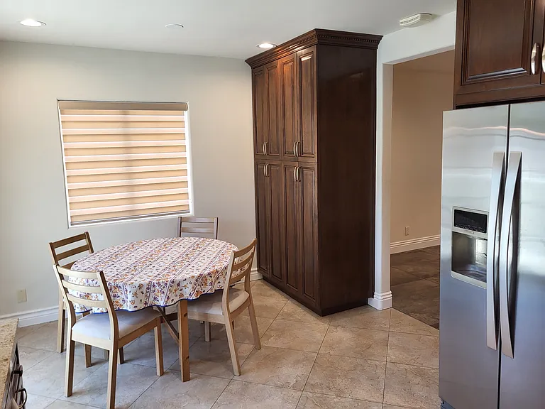 924 E Tujunga Ave — Photo 4