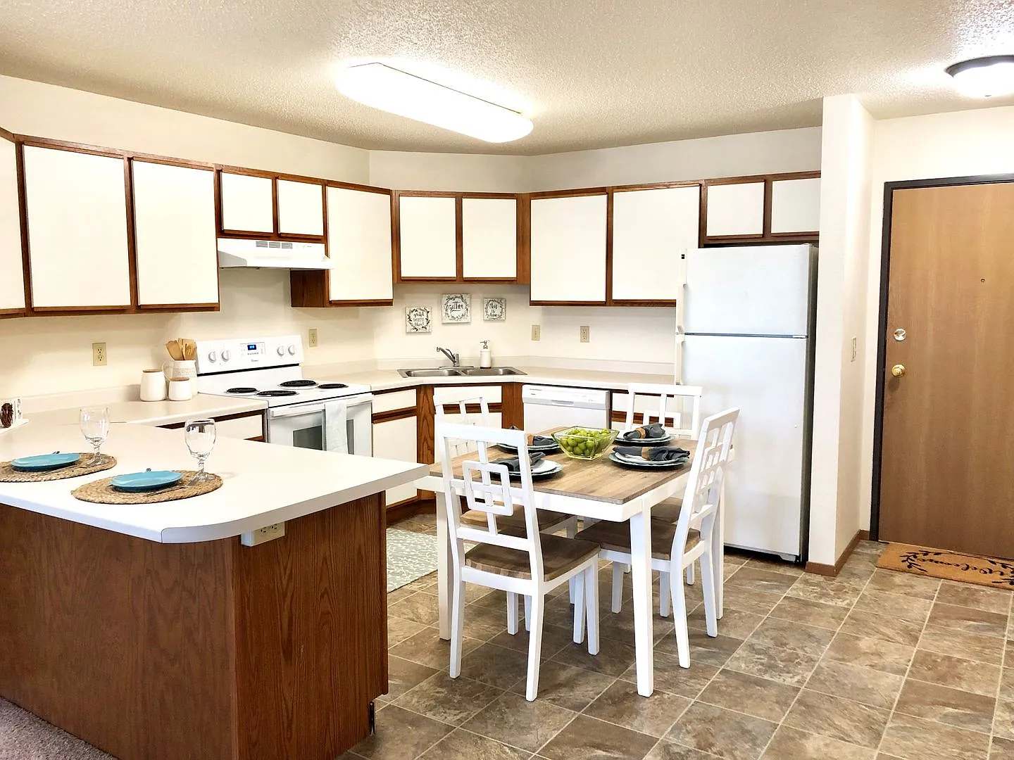Archway Apartments — Photo 2
