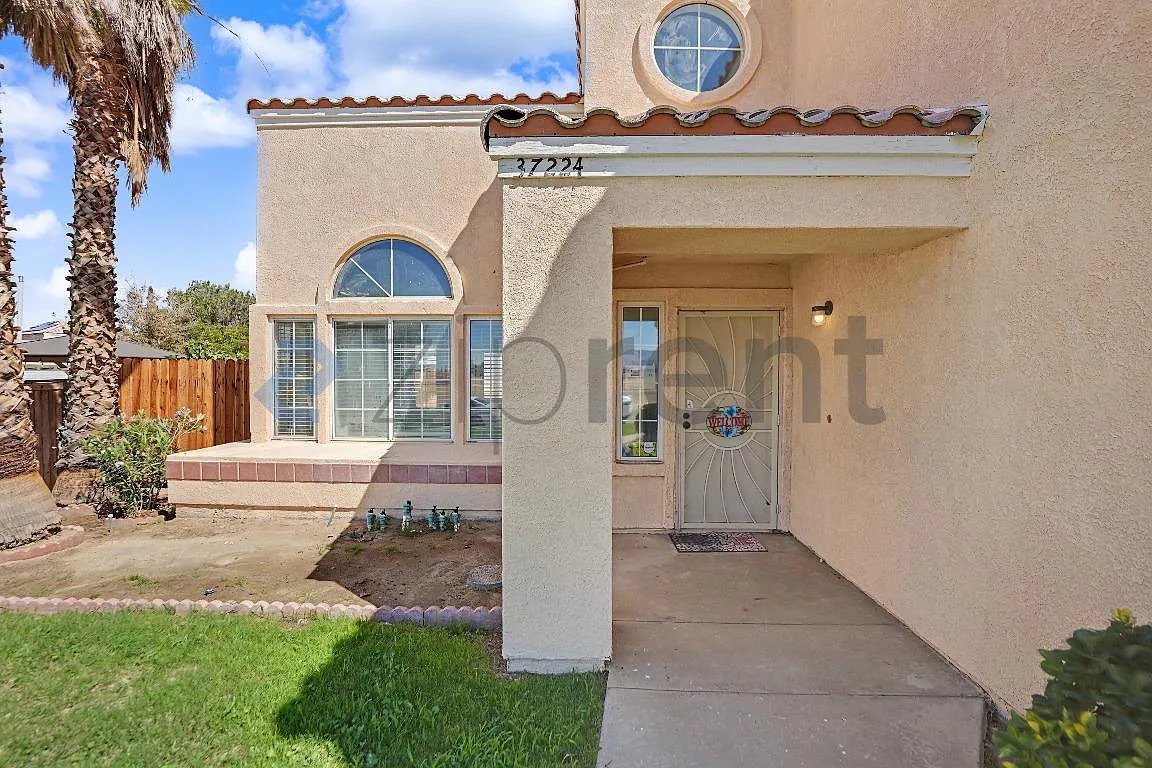 5 bed, 2.5 bath, 2370 sqft, $3,500 — Photo 4