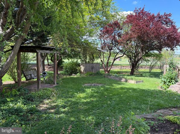33 Pebble Creek Dr, Lititz, PA 17543