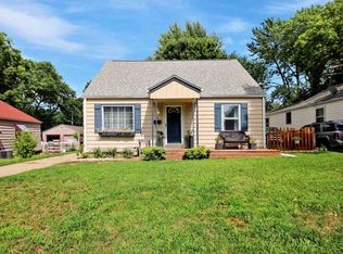 300 Sherwood Dr, Pekin, IL 61554