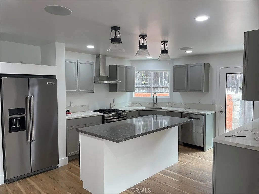 3 bed, 1000 sqft, $5,395 — Photo 4