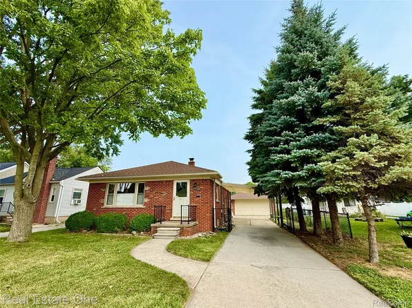 22339 Lanse St, Saint Clair Shores, MI 48081