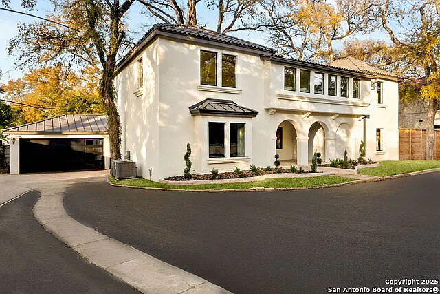 Building Photo - 417 E Hildebrand Ave